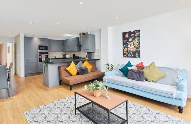 363A - Modern Bristol Apartment Sleeps 8