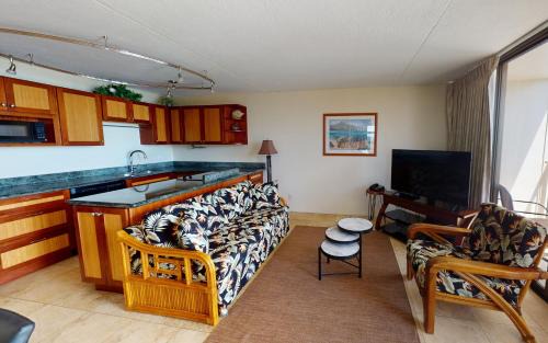 36th Floor Deluxe Ocean View Condo with Free Parking & Wifi condo