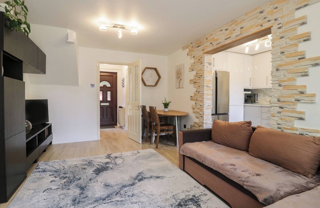 37 HANBURY GARDENS, pet friendly, with a garden in Colchester