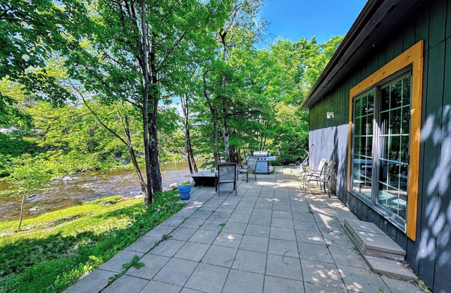 37PA Superbly appointed riverfront home in LIttleton! Skiing, hiking, firepit, wifi, dog friendly!