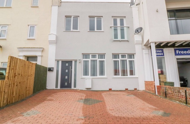 38 THE PARADE, con un jardín en Walton-On-The-Naze, Ref 1003552