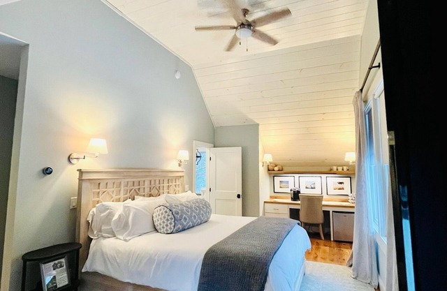 39- 5 Star Reviews on AirB, No Cleaning Fee, New Everything, CAC & Walk to Water