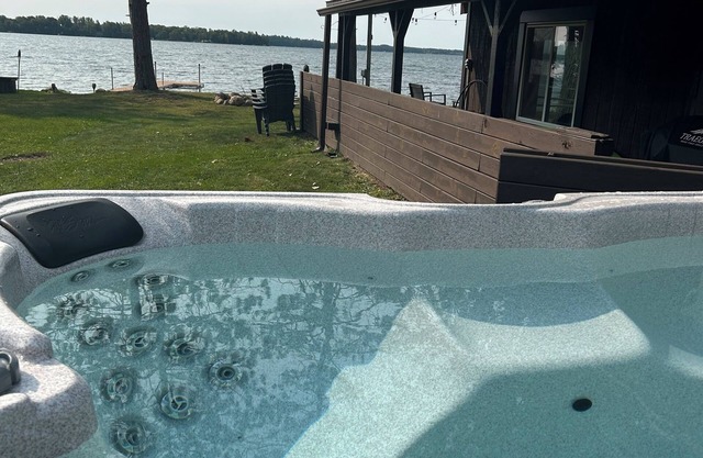 3b 2ba +loft Lakefront escape with level lot and hot tub! Pontoon available