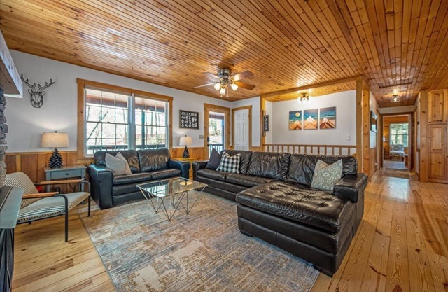 3B/3B, Mountain Views, Hot Tub, 2 Fireplaces