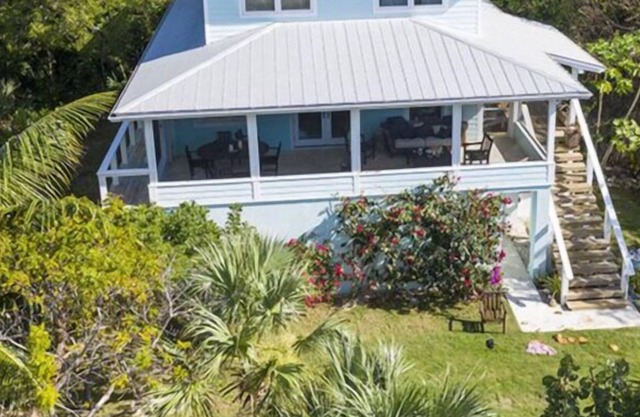 Private hideaway, 3 b/3 b, w/ generator—238 steps to Coco Bay. Sleeps 4-6.