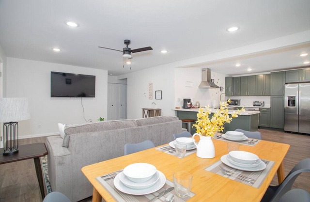 3b2b newly remodeled modern Fairbanks house close to everything