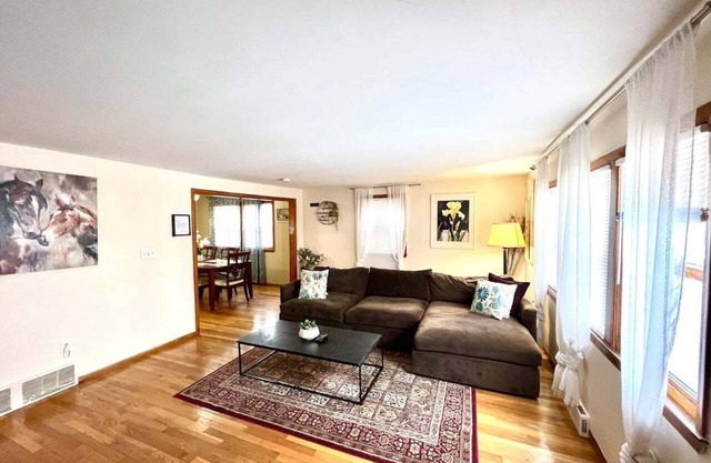 3bd/1ba apartment with parking 4672
