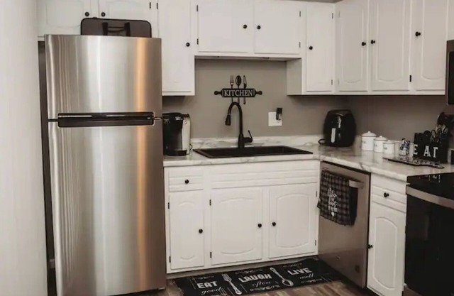 3bd 1ba Bungalow conveniently located near airport.