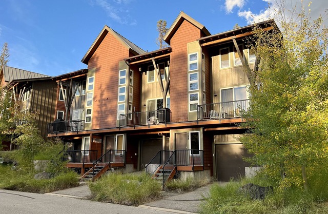3bd/2.5bth Townhome w/attached garage + Arcade game - Walk to free bus stop