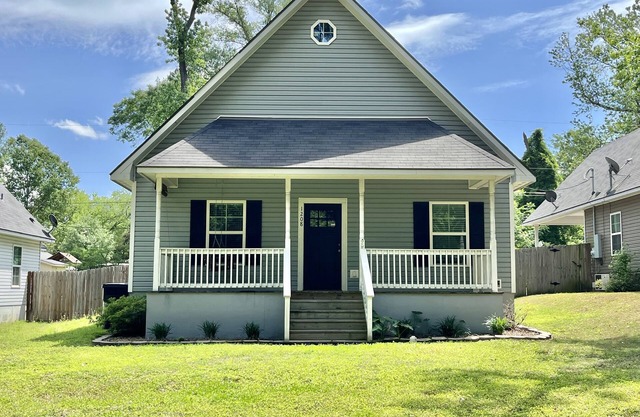 3bd / 2ba home located in the heart of Longview