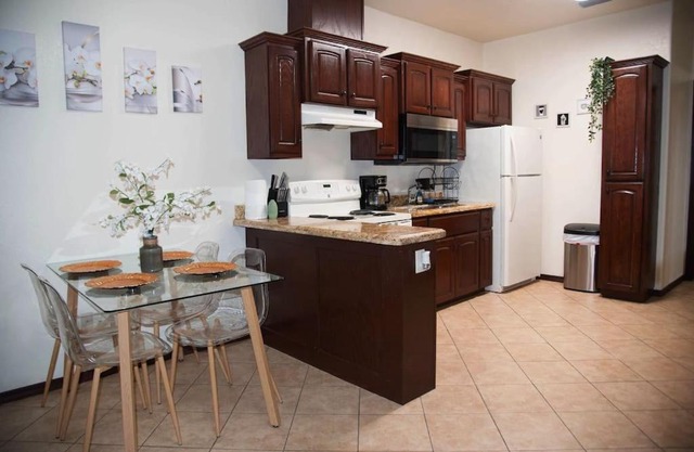 3BD 2BT town suite minutes away Medical Center