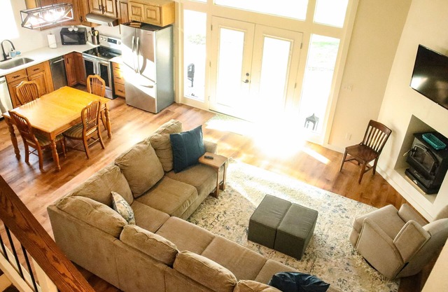 3bd 2bth Barndominium home is 17 mi from Canton 1st Monday. Hunting and fishing