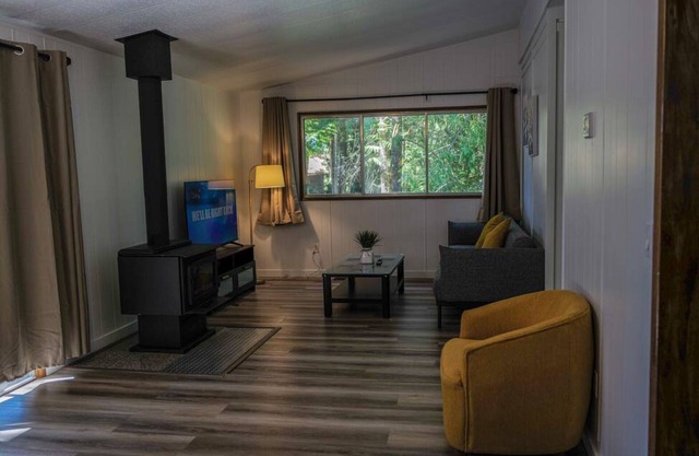 3BD family home in Garden Bay!