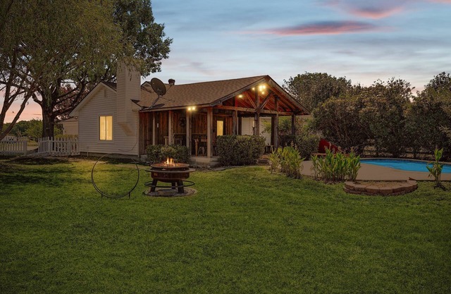 3BD Farmhouse Country Living - Pool, Patio, Firepit
