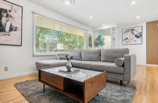 3bd Luxury Home, Steps to Calgary DT, River, Hospital