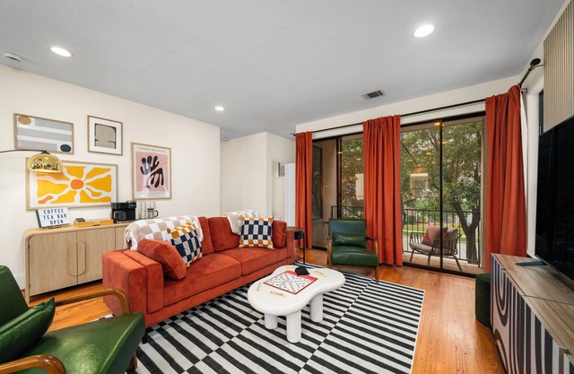 3BD w/ Gym & Foosball - Relax on Rooftop Patio