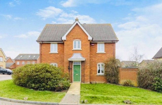 3BDR Detached Spacious House in Ashford-with free parking