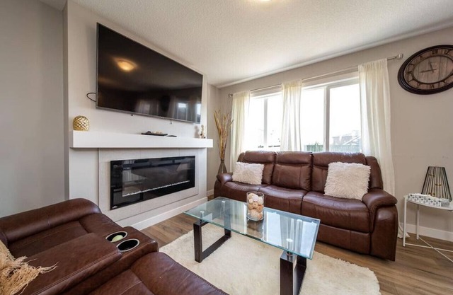 3BDRM Home, 5min to WEM/4min to River Cree Casino
