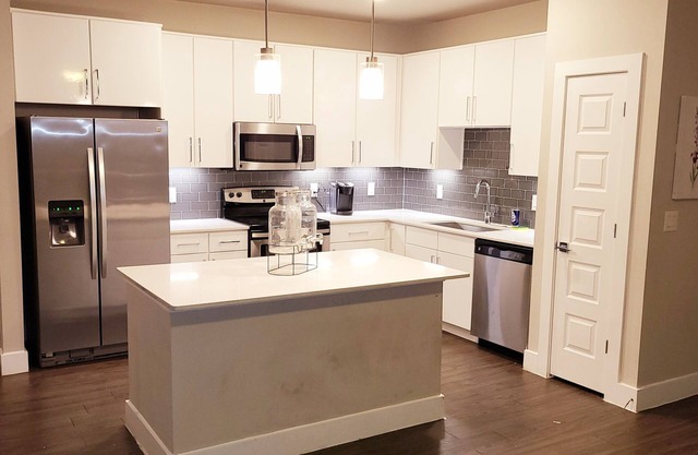 3BDRM TOWNHOUSE! 75IN TV! WIFI