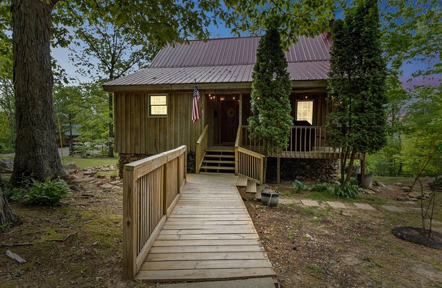 3bed/ 3bath, 3 POOLS, boat ramp 1 mile away, BOAT storage