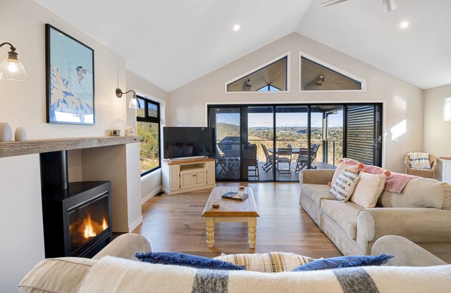 3bed 3bath house with lake views. 10mins from Jindabyne. 30 mins to ski tube