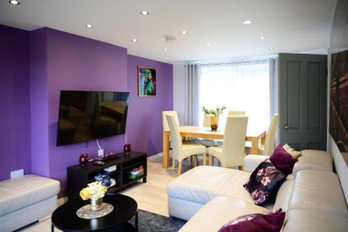 3BR,1 bathroom,1 shower,CCTV,Perfect for business trip & Families holiday or working proffesionals-just 5 min from M1,500MB Wi-Fi,Netflix,Fully equiped kitchen,Asda supermarket 5 min walk,Free Secure parking&relaxing garden