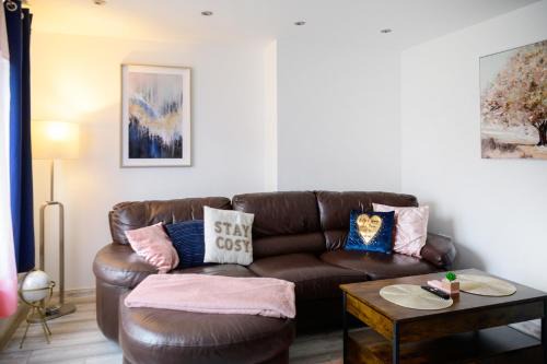 3BR,1 bathroom,1 shower,CCTV, Secure Free Parking,500Mb-WI Fi,Netflix,Fully Equiped kitchen,Perfect for business trip & Families holiday or working proffesionals-long term just 5 min from M1,10 min to City centre,Garden furniture to Relaxing in the garden