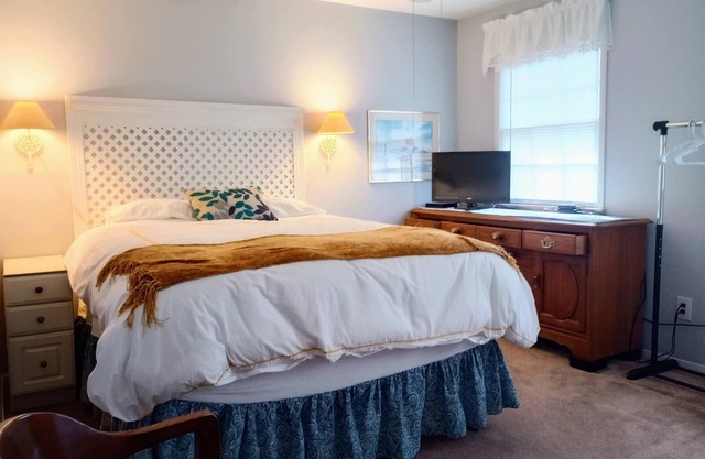 3br - 2.5ba, Kitchenette & Living Room near HPU, High Point Markets, & Hospitals