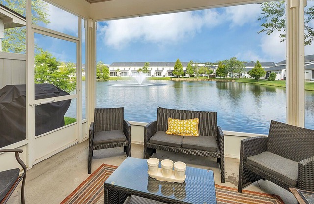 3BR/2.5BA, Screened Porch, Pool!