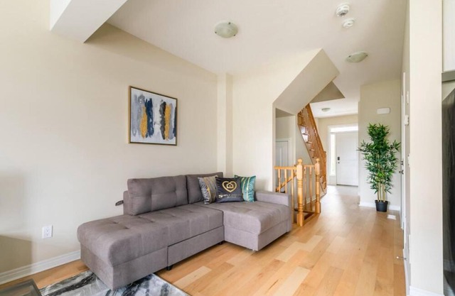 3BR 2 5BA Townhome 1 min to the Beach BBQ Parking