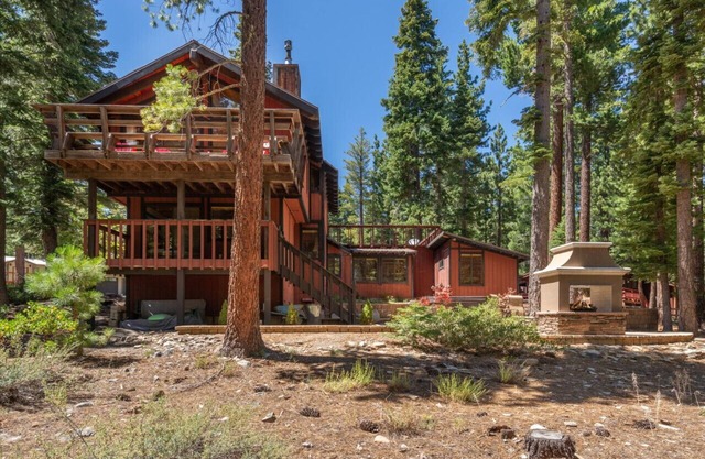 3BR+ 2 bonus rooms hot-tub close to ski/town/lake