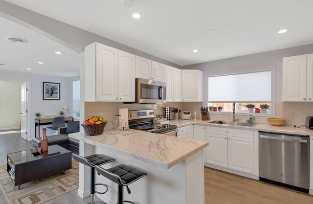 3BR/2BA House-AC- Parking- Light Rail (Relist- supper host)