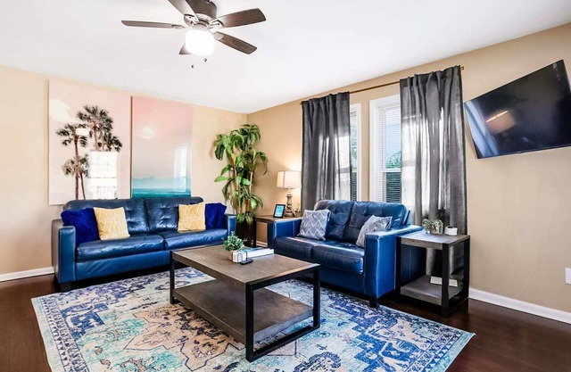 3BR/2BA Spacious Home Near KUMed Finished Basement