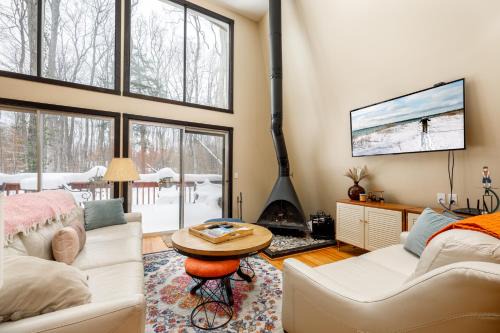 3Br 2Bath Midcentury Ski Chalet with Hot Tub & Kids' Loft