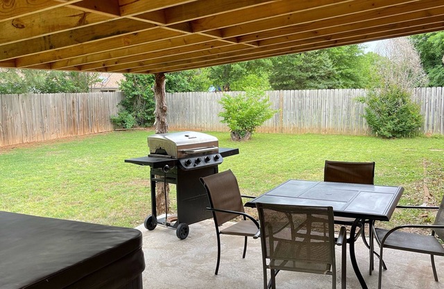 3br 2bath with patio hot tub and outdoor TV 2 miles from OSU
