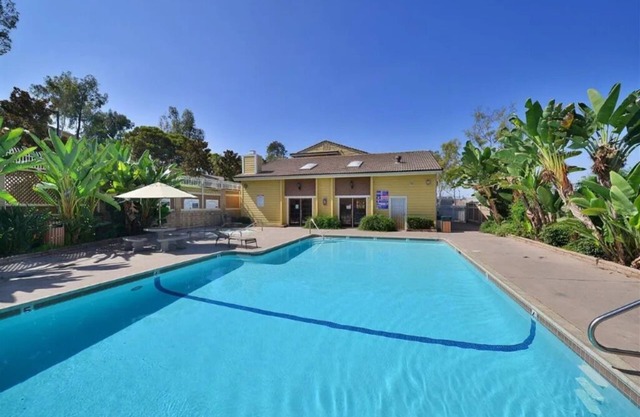 Spacious 3BR Family Home: Free Pool/Tub & Parking