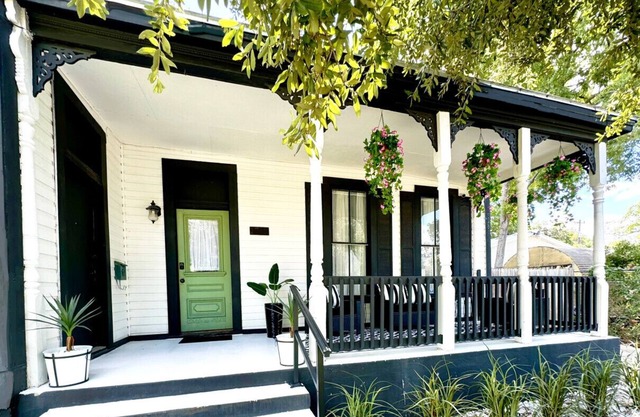3BR/2BTH Historic Pearl Brewery Downtown Riverwalk