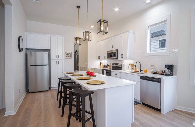 3BR 3BA Urban Escape Just Minutes From Downtown