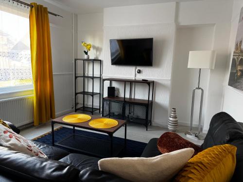 3BR, 6 x FREE off street parking, CCTV,Perfect for business Trip & Families holiday & working proffesional-long term,M1 J25-10Min ,WI-Fi 500Mb,Netflix,Secure Huge Private garden,Fully equiped kitchen,Few local shops- Peaceful & Convenient,