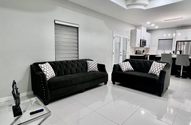 Luxury Modern Apartment Behind UTRGV Near Everything