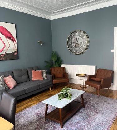 3BR Apt Near Ibrox Subway Sleeps 7 and Parking