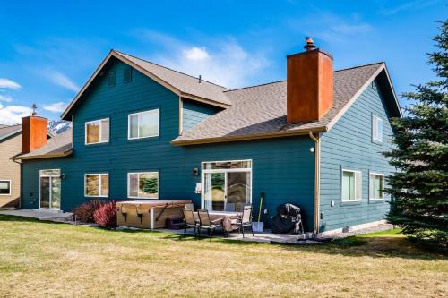 3BR Big Sky Getaway with Hot Tub and Mountain Views