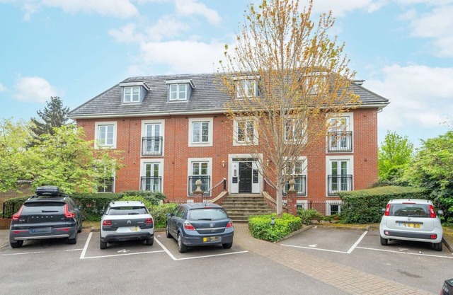 3BR Brentford Apt Overlooking Syon Park | Heathrow 20Min