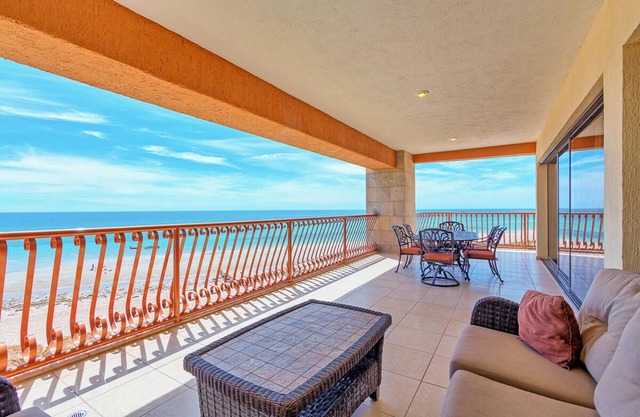 Condominio de esquina 3br con balcón envolvente (Listado más reciente)