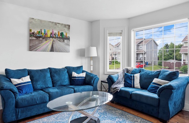 3BR Duplex W/ Outdoor Patio