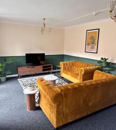 3BR Flat Sleeps 6 West End Sights Driveway