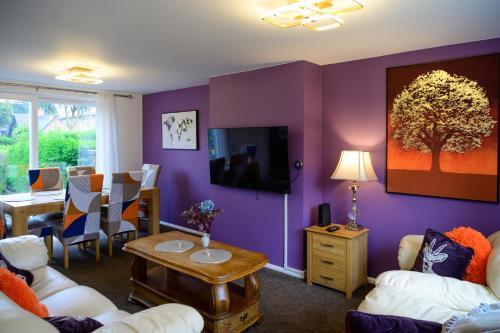 3BR,FREE off street parking,CCTV,Perfect for business Trip & Families holiday & working proffesional-long term,M1 J25-5Min drive,WI-Fi 500Mb,Netflix,Secure Huge Private garden,Fully equiped kitchen,Asda supermarket 5 min walk,Peaceful & Convenient,
