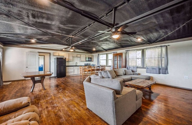 3BR Hilltop Retreat | Fire pit | Panoramic Views