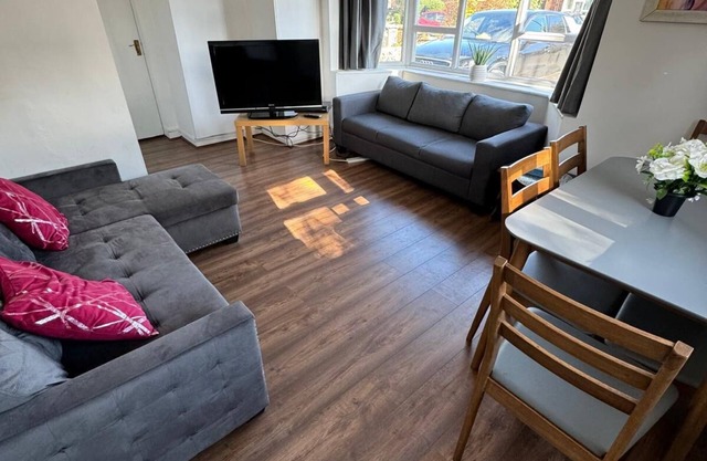 3BR Home Near Hounslow West Tube Station