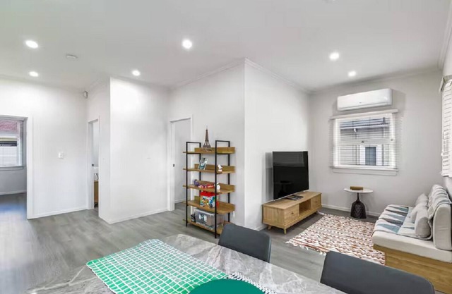 3BR Home w Ample Parking 10 Min to Auckland CBD